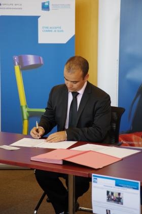 Signature de la convention de partenariat par Salvatore Furnari